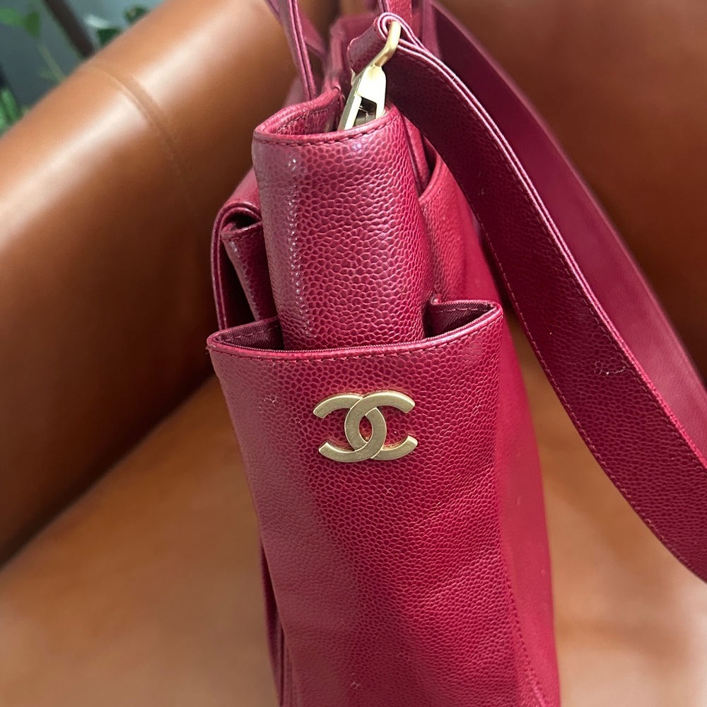 CHANEL Deep Red Leather Tote - Picture 3 of 12